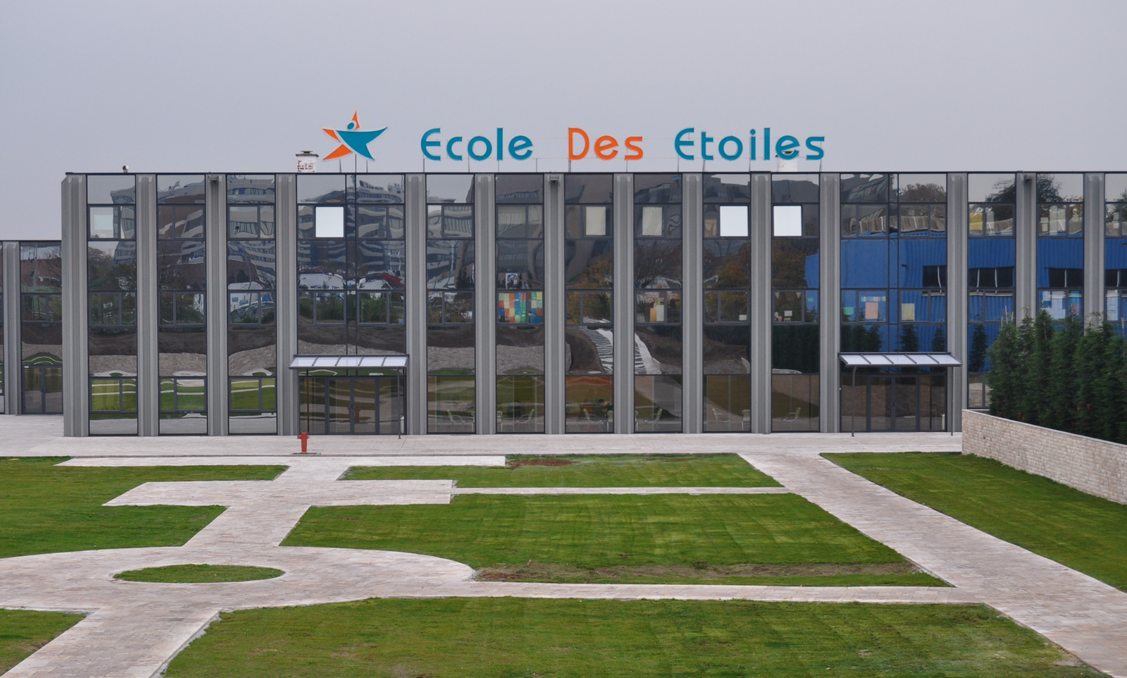 Cour de récréation et parking de l’École des Étoiles de Haren